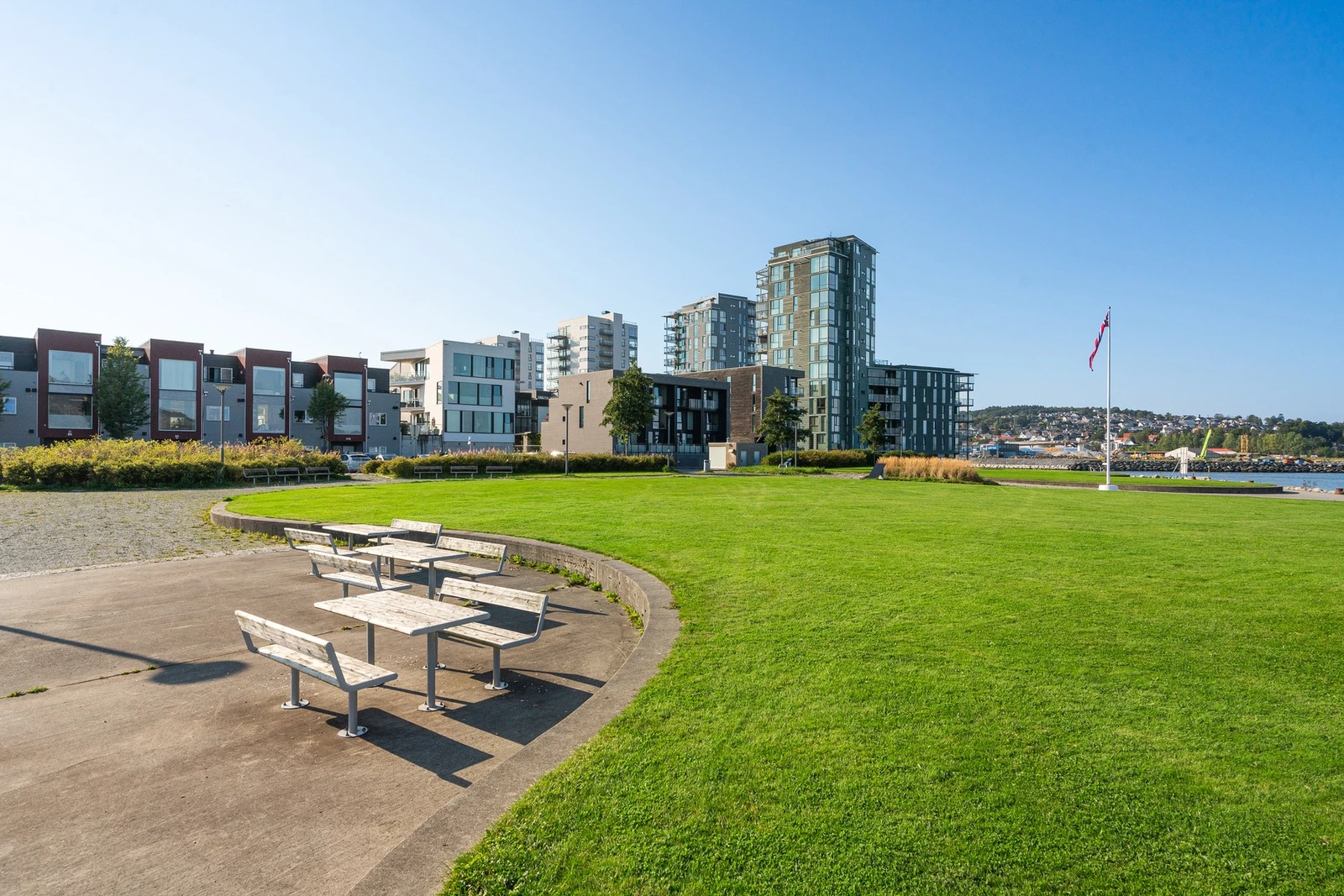 Dagligvarehandelen kan gjøres på blant annet Rema 1000 og Meny. Rett ved leiligheten ligger Stadionparken, med et rikholdig utvalg servicetilbud innen shopping, treningssenter, spisesteder og dagligvareforretninger. Galleribilde