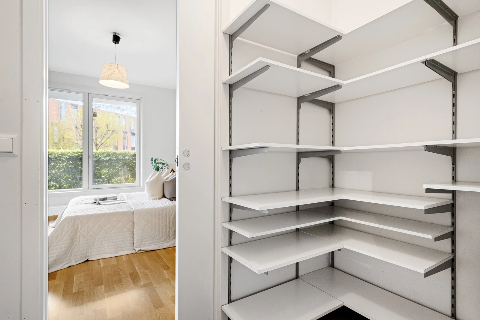 Praktisk bod mellom hovedsoverom og bad. Galleribilde