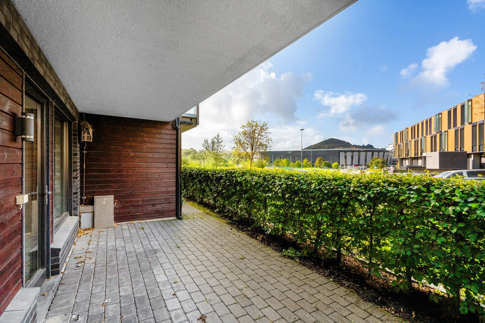 Vestvendt terrasse gir gode solforhold. Galleribilde