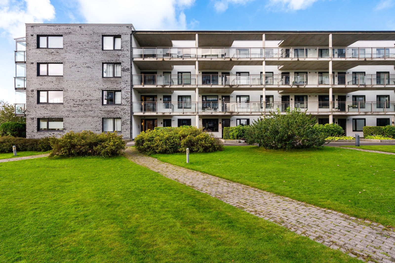 Leiligheten er en del av Hinna Pluss borettslag. Plusskonseptet: Bemannet resepsjon, gjesteleiligheter, treningsrom, spillerom, takterrasse og selskapslokaler Galleribilde