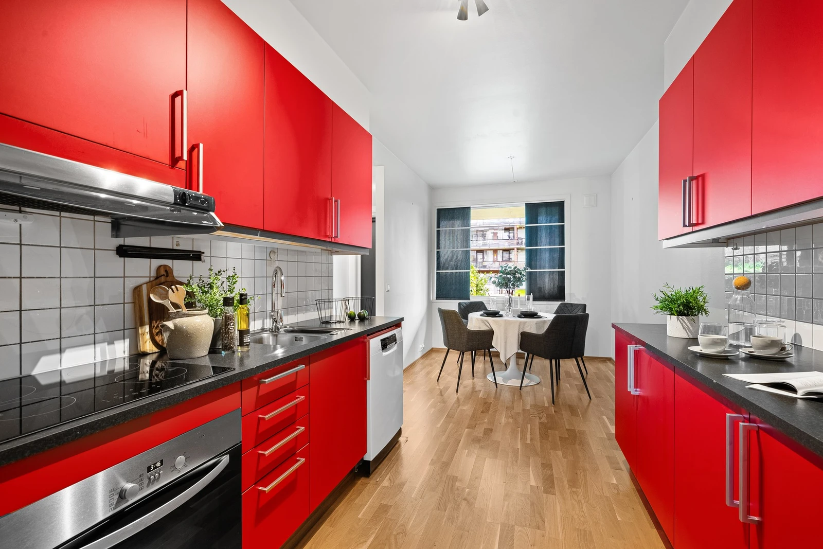 Kjøkkenet kan skilte med god skap- og benkeplass. Galleribilde