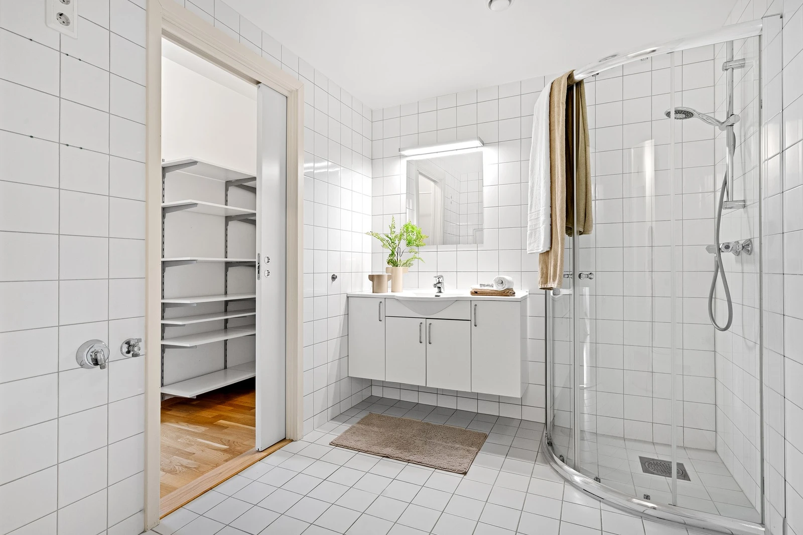 Lyst og pent flislagt bad. Opplegg for vaskemaskin. Galleribilde