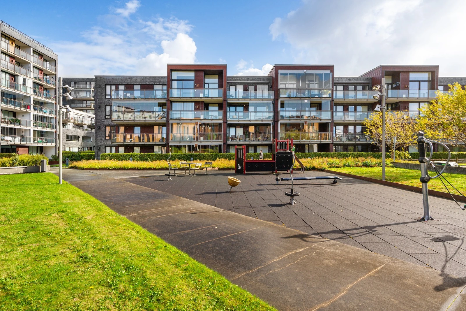 Pent opparbeidede fellesareal med grøntområder og sitteplasser for beboernes trivsel. Galleribilde