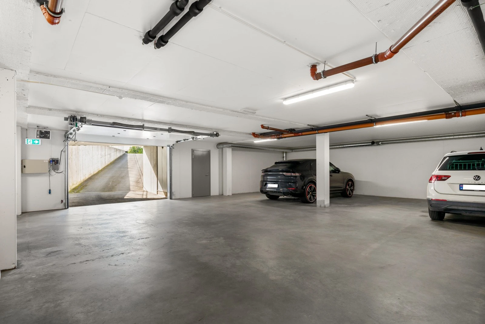 Det medfølger to garasjeplasser i midten av garasjeanlegget som gir enkel adkomst. Galleribilde