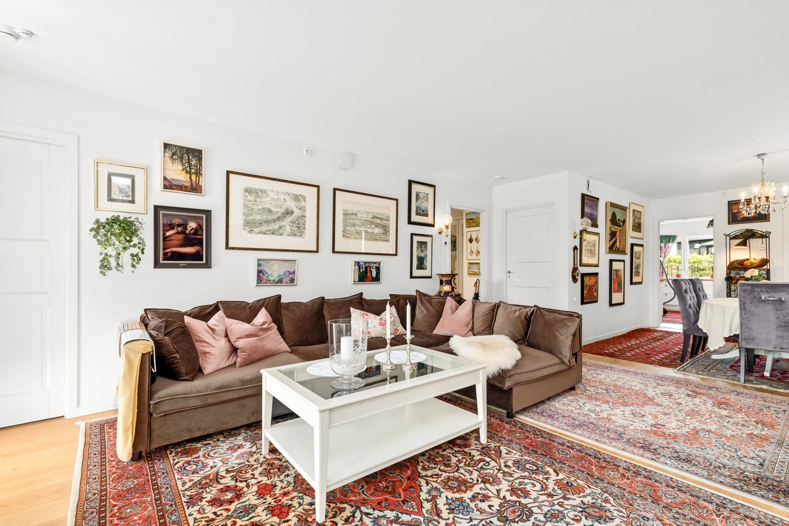 Leiligheten har Eaton Xcomfort Smarthus løsning med app styring for lys og varme, og trådløse lysbrytere som kan flyttes etter behov. Galleribilde