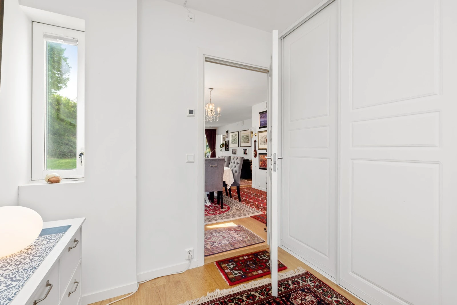 Skyvedøresgarderobe gir godt med oppbevaringsplass. Galleribilde