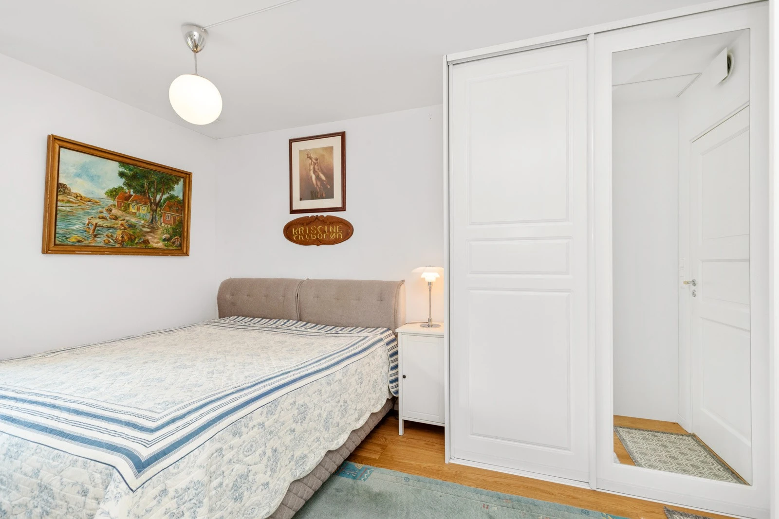 Hovedsoverommet er romslig med god plass til seng og oppbevaringsmuligheter, og tilgang til eget bad. Galleribilde