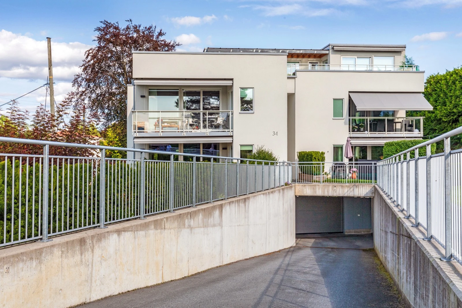 Sameiet har garasjeanlegg i kjeller. Det er varmekabler i nedkjøring til garasjen. Galleribilde