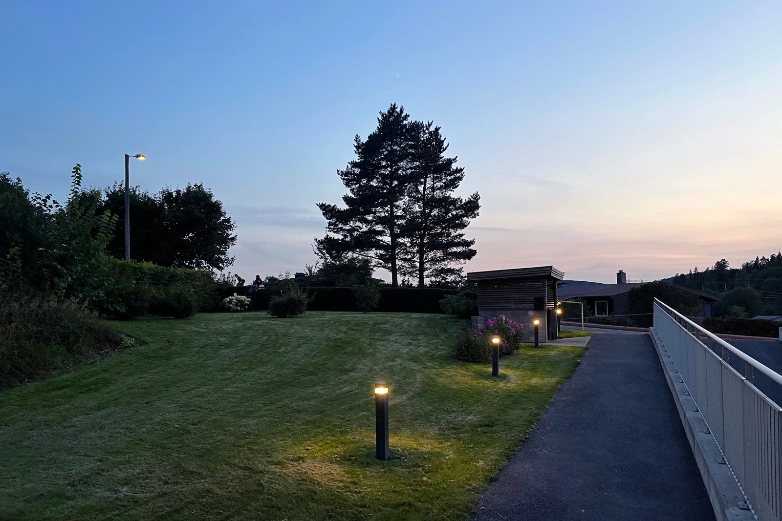 Parkmessig opparbeidet tomt med belysning. Galleribilde