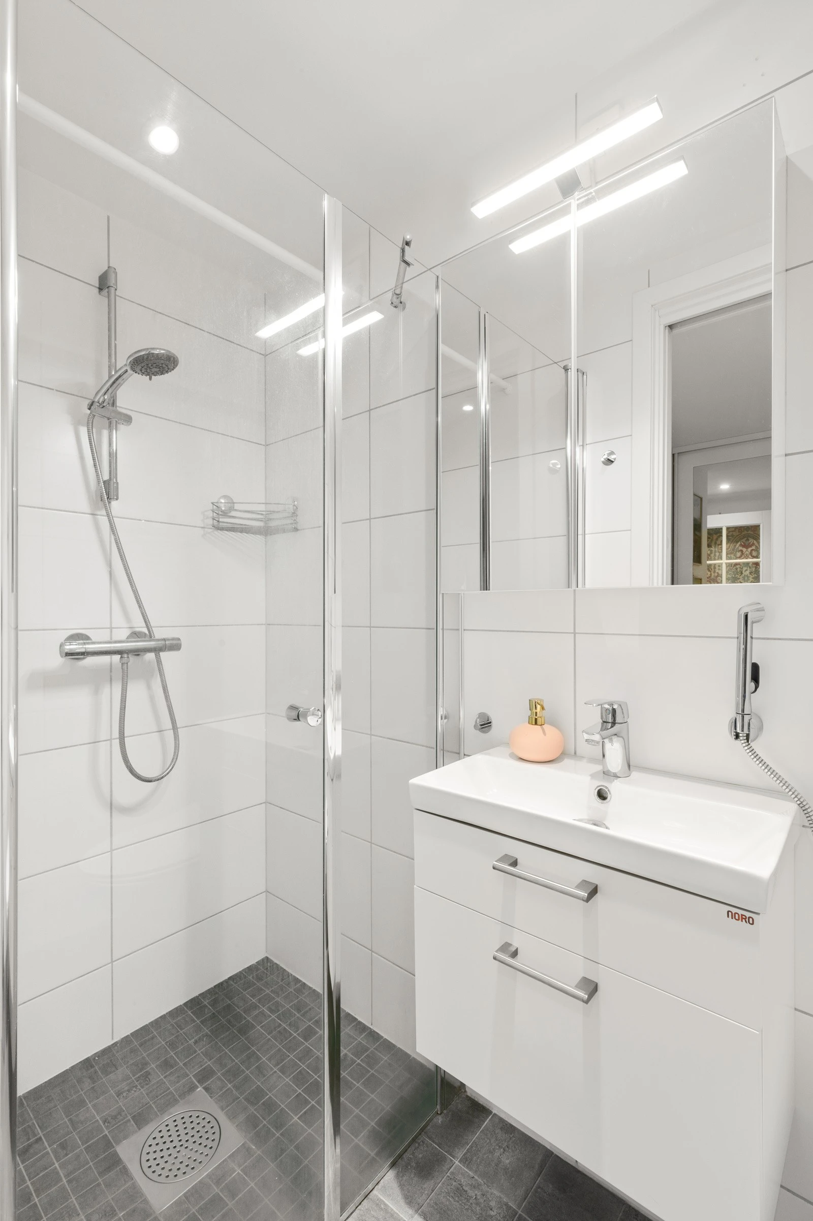 Leiligheten har to bad. Begge badene og byggets varmeanlegg er bygget av Bærum Rørleggerbedrift AS. Galleribilde