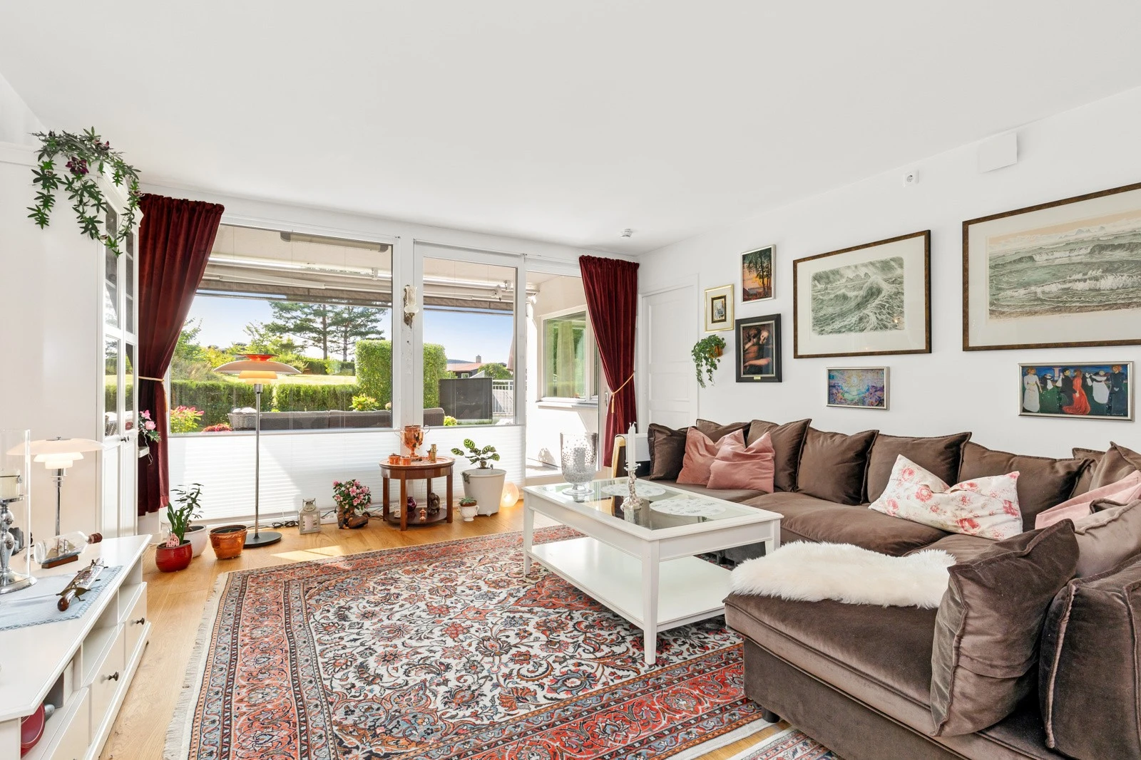 Stuen er lys og romslig med god plass til sofagruppe med tilhørende møblement. Galleribilde