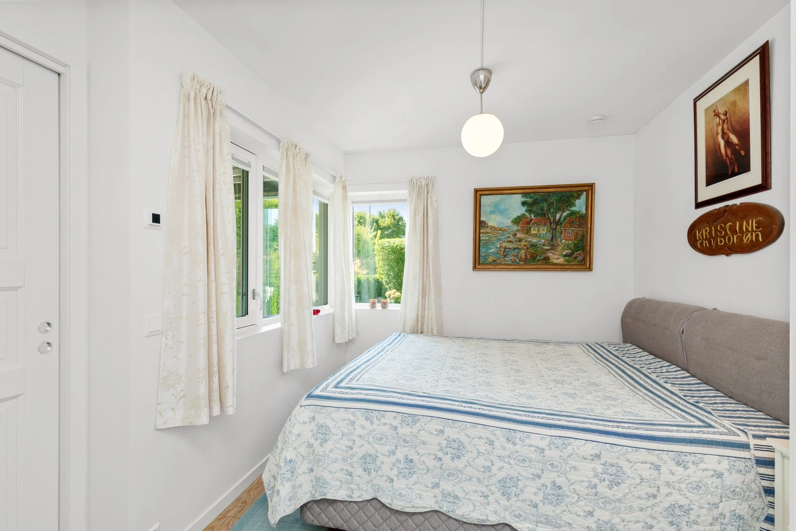 Det er plisségardiner på alle vinduer, med solsperre på begge soverom. Galleribilde