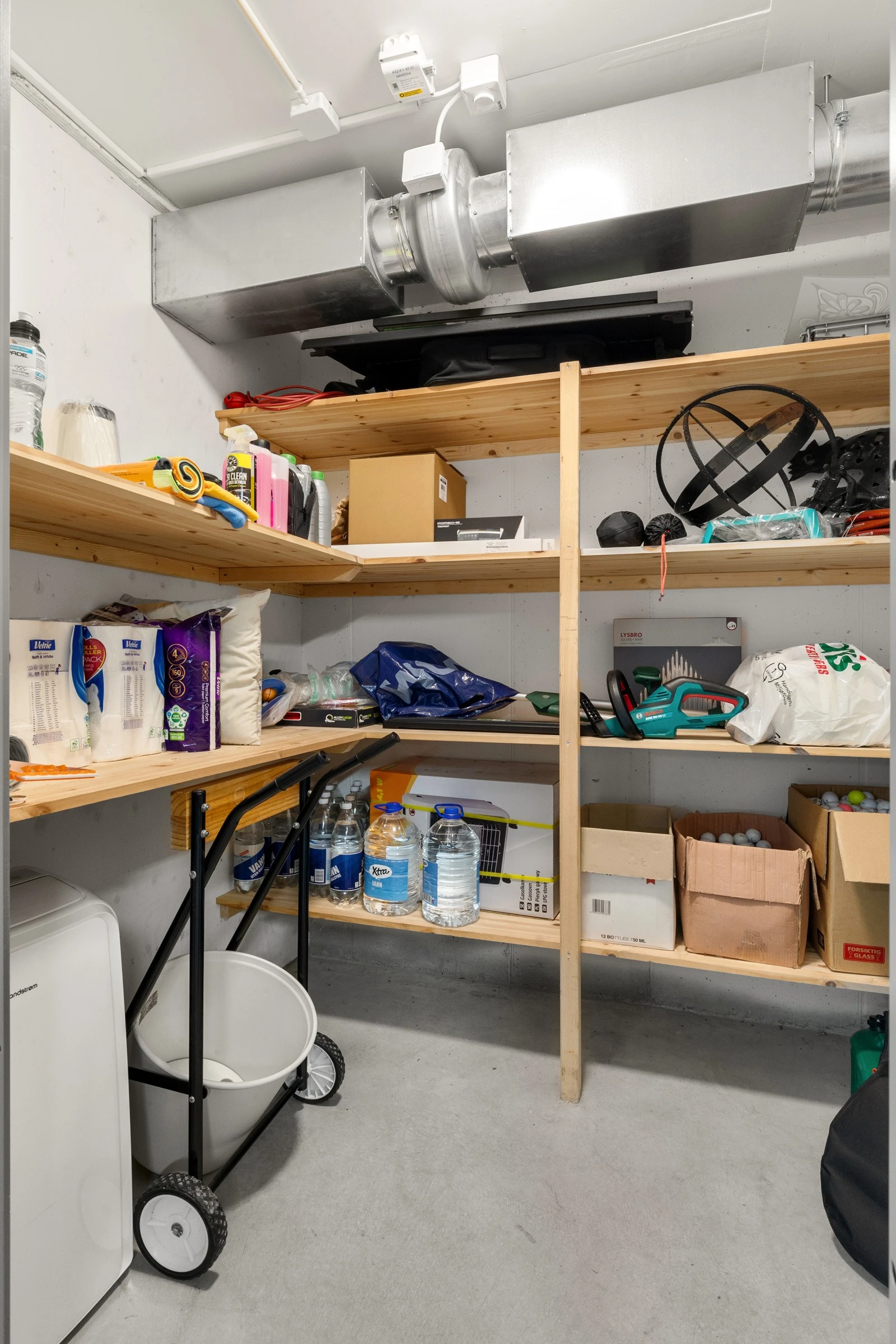 Det er to boder i garasjen/kjeller. Samme nøkkel på leiligheten og begge bodene. Galleribilde