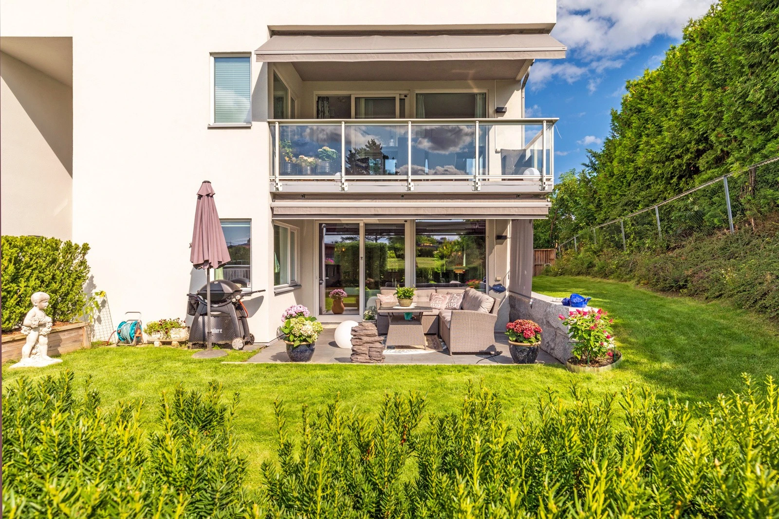 Leiligheten har en hyggelig terrasse på 20 kvm med fjernstyrt terrasse varmer. Galleribilde
