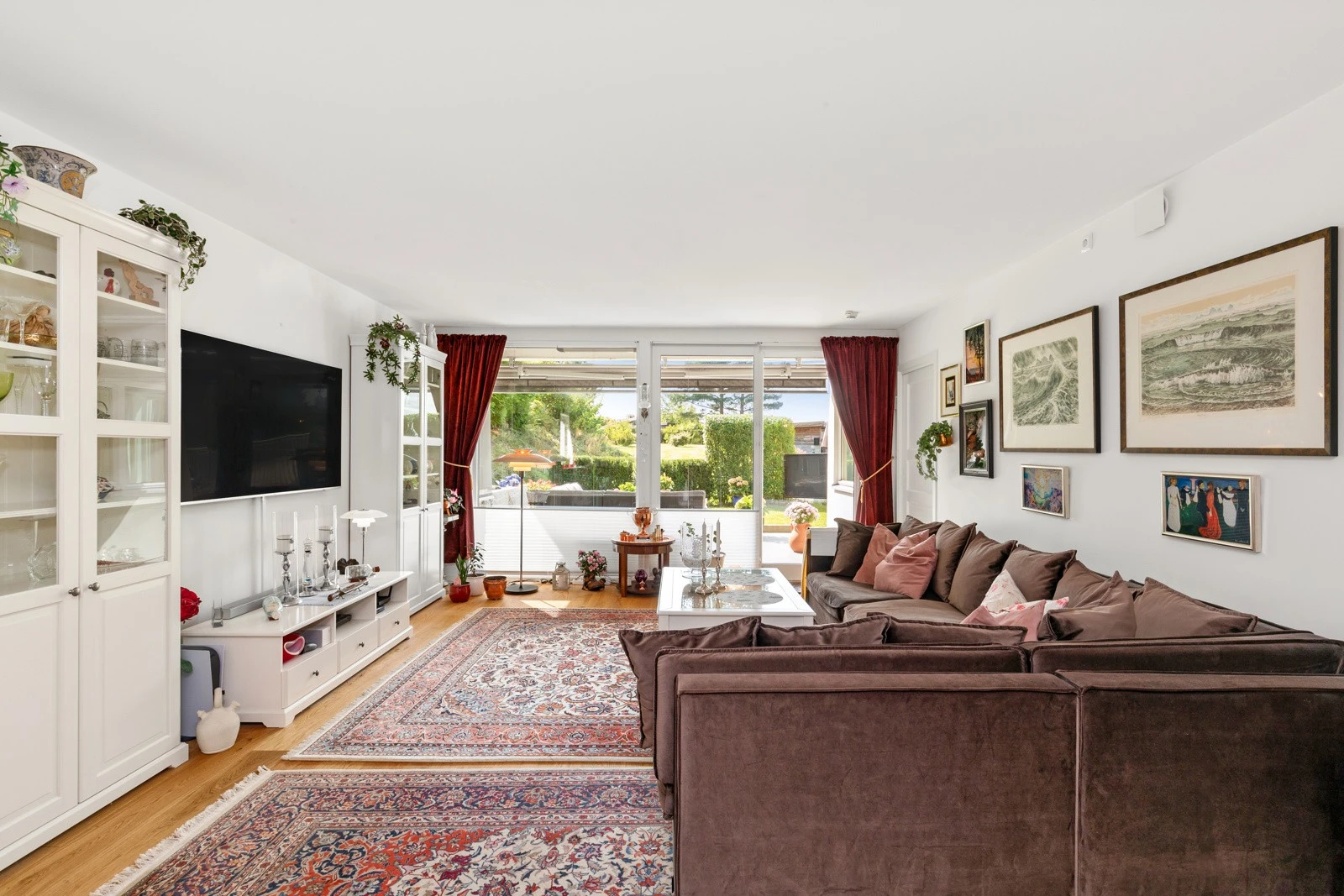 Stor innbydende stue med utgang til terrasse på 20 kvm. Galleribilde