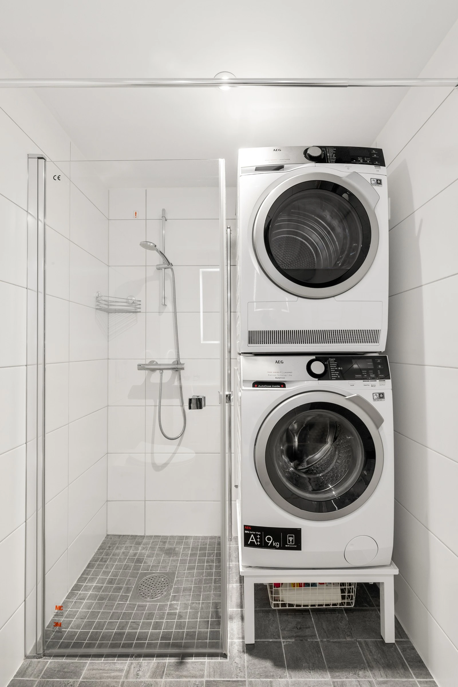 Opplegg for vaskemaskin og tørketrommel på badet. Galleribilde