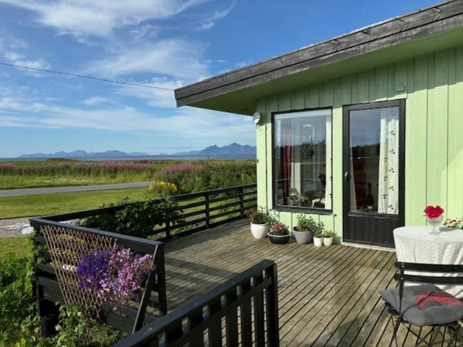 Her er det spektakulær utsikt utover havgapet med både midnattsol, nordlys og rikt fugle- og dyreliv Galleribilde