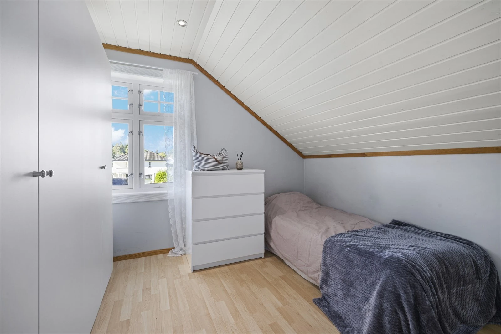 Soverom med plass til seng og garderobeskap og øvrige møbler Galleribilde