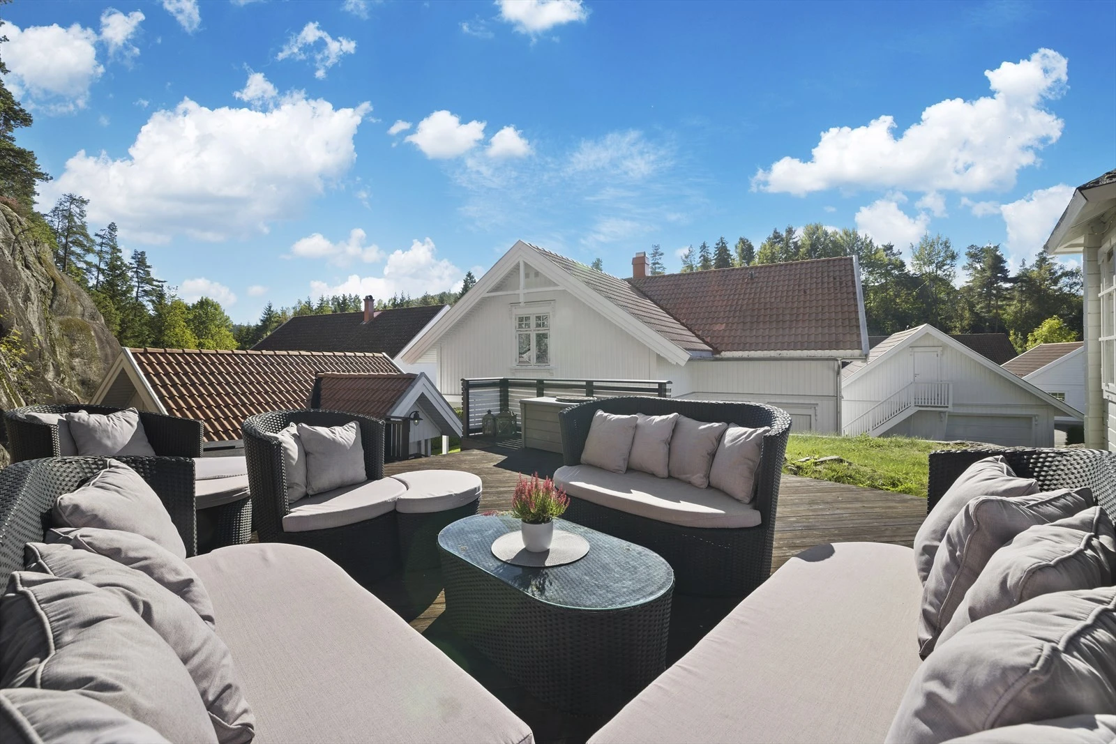 Stor terrasse med særdeles gode solforhold og skjermet for innsyn - adkomst til lysthus og uthus Galleribilde