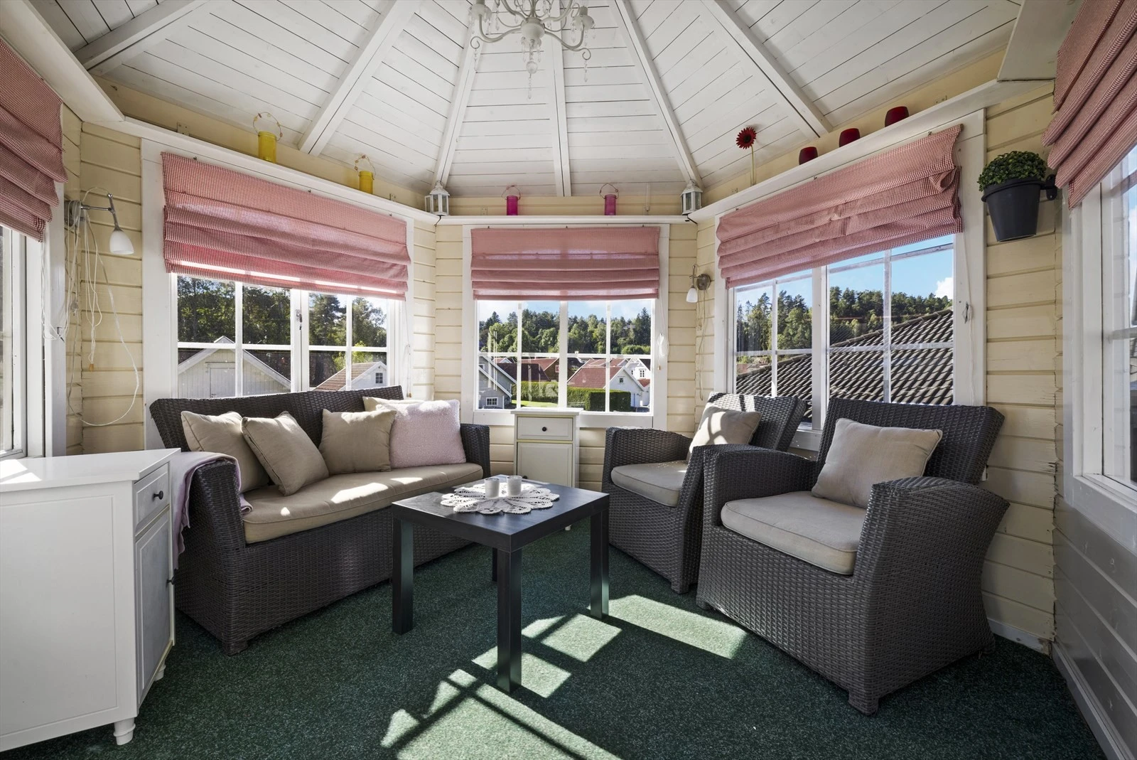 Lysthus, koselig en senkveld. Galleribilde