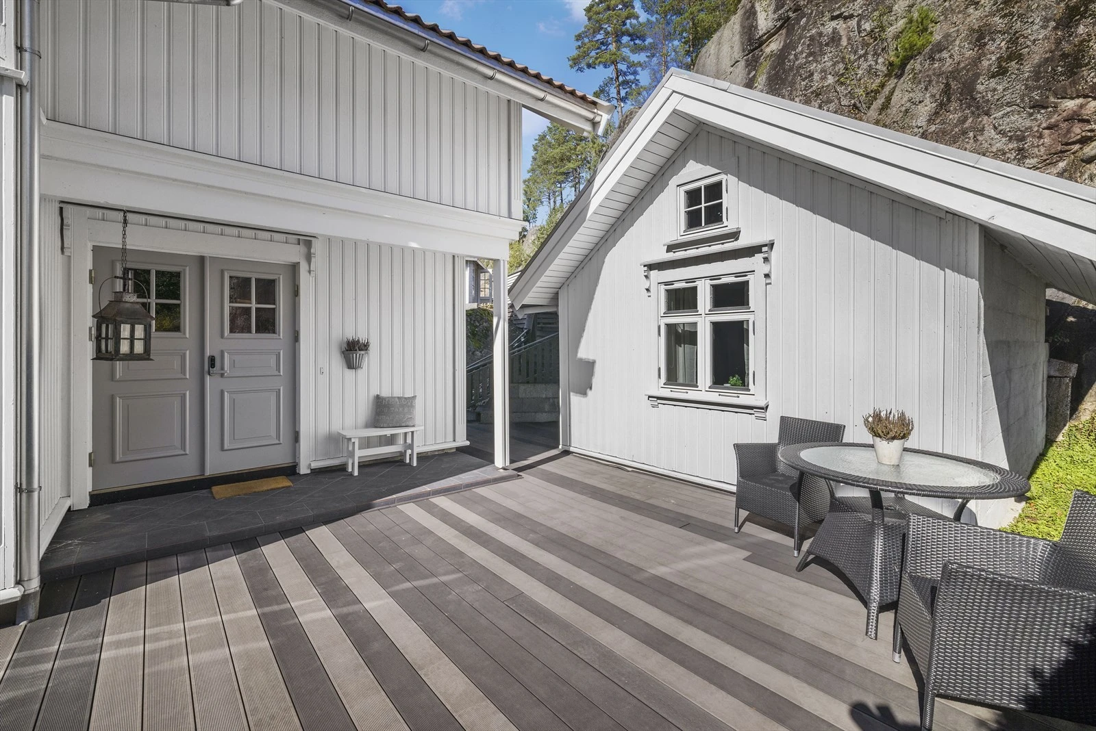 Hyggelig inngangsparti med plass til utemøbler Galleribilde