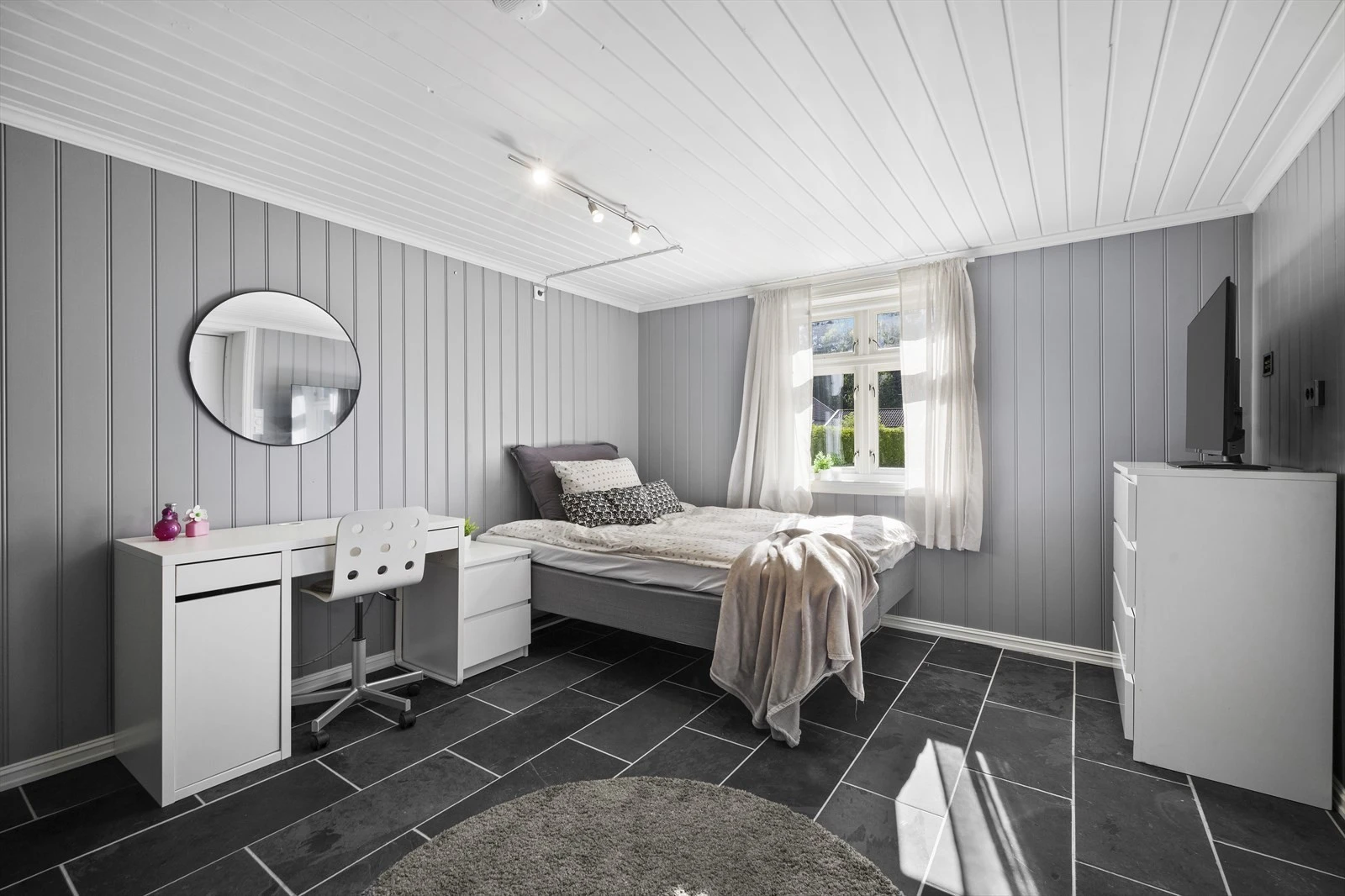 Eier har etablert soverom/ungdomsrom i utvendig, isolert anneks. Dette er tegnet og omsøkt kommune som vedbod. Innredning av rommet er ikke bruksendret/omsøkt og er derfor ikke godkjent for varig opphold Galleribilde