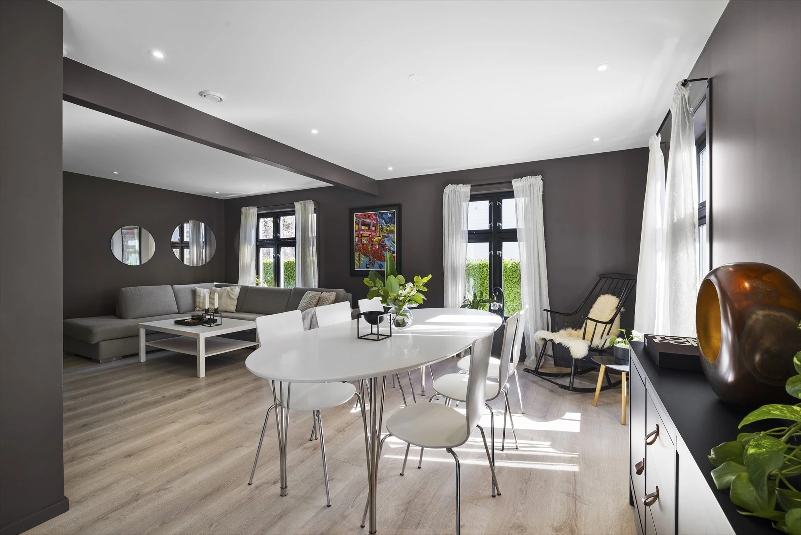 I stuen og spisestuen er det god plass til sofagruppe og stort langbord i hyggelige, definerte soner Galleribilde