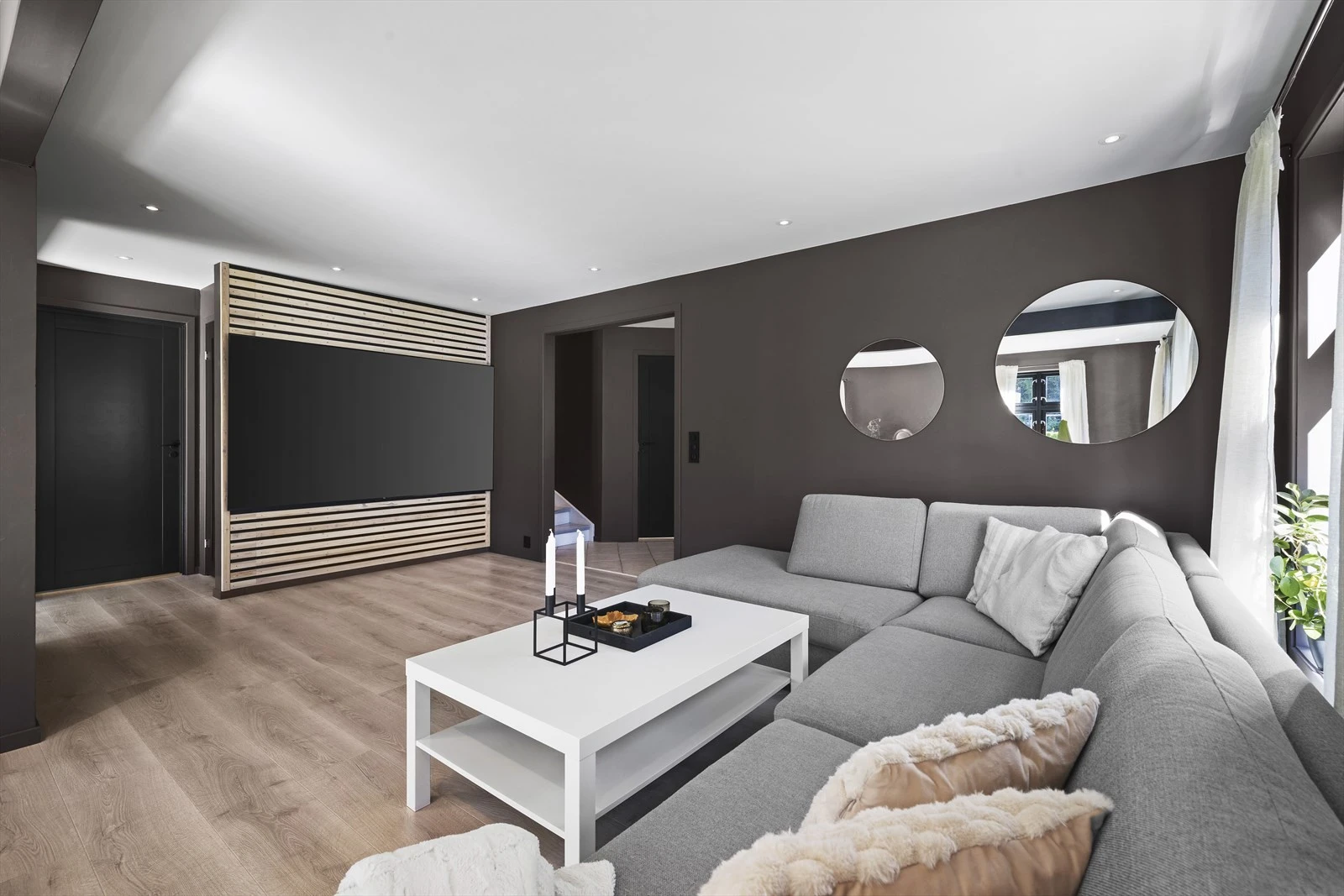 Romslig stue med god plass til sofagruppe Galleribilde