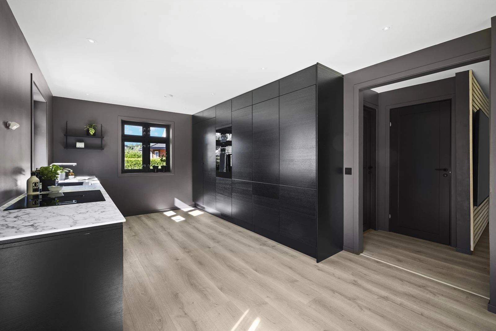 Det er meget god oppbevaringsplass i innredning og rikelig med arbeidsplass på benkeflater Galleribilde