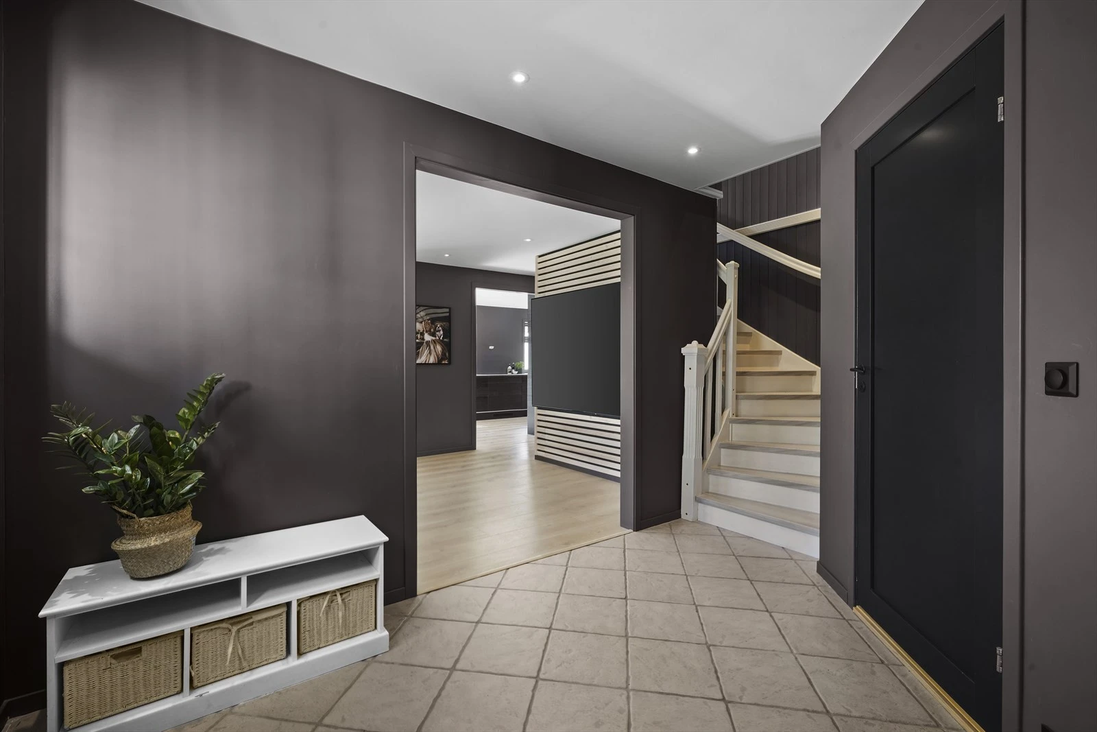 Fra entrè er det videre inngang til stue, kjøkken, bad og vaskerom samt trapp opp til boligens 2.etasje Galleribilde