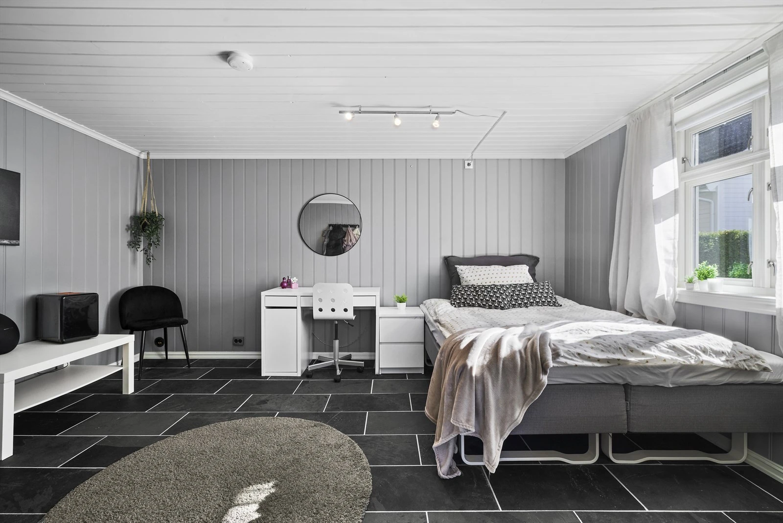 Eier har etablert soverom/ungdomsrom i utvendig, isolert anneks. Dette er tegnet og omsøkt kommune som vedbod. Innredning av rommet er ikke bruksendret/omsøkt og er derfor ikke godkjent for varig opphold Galleribilde