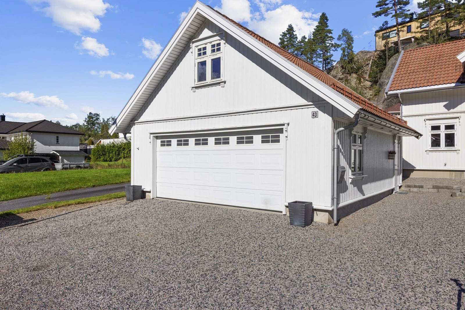 Dobbelgarasje med god oppbevaringsplass på loft Galleribilde