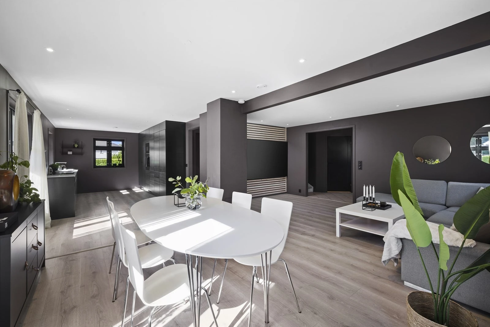 I boligens hovedetasje er det en lun og innbydende stue/spisestue og lekkert, nytt kjøkken Galleribilde