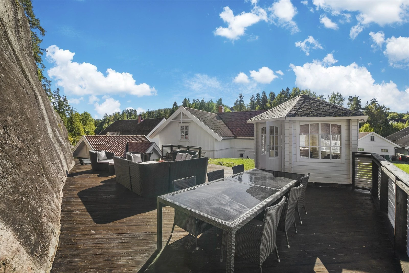 Koselig terrasseområde med god plass til utemøbler og lysthus Galleribilde