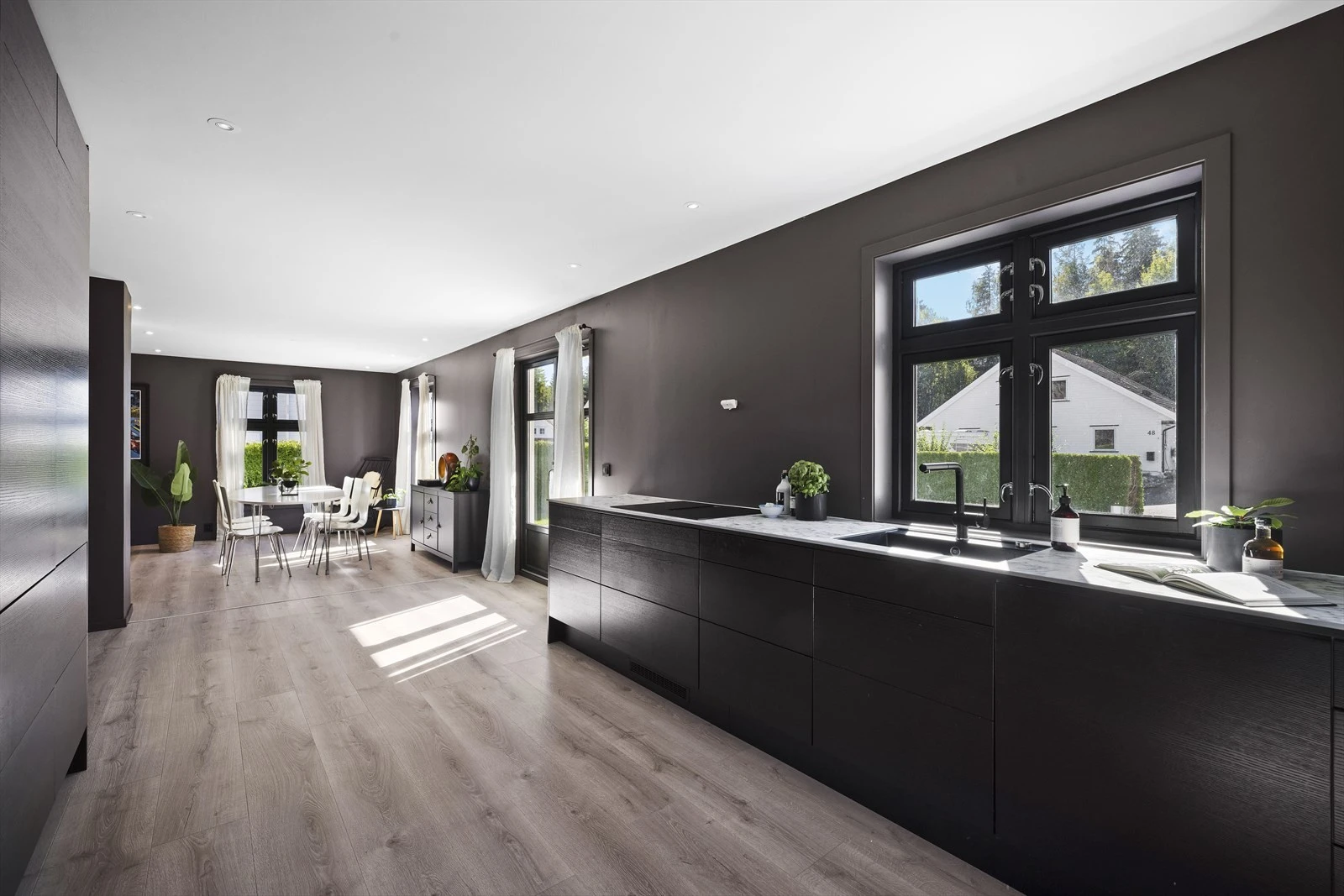 Kjøkkenet ligger i en sosial og åpen løsning mot spisestuen Galleribilde