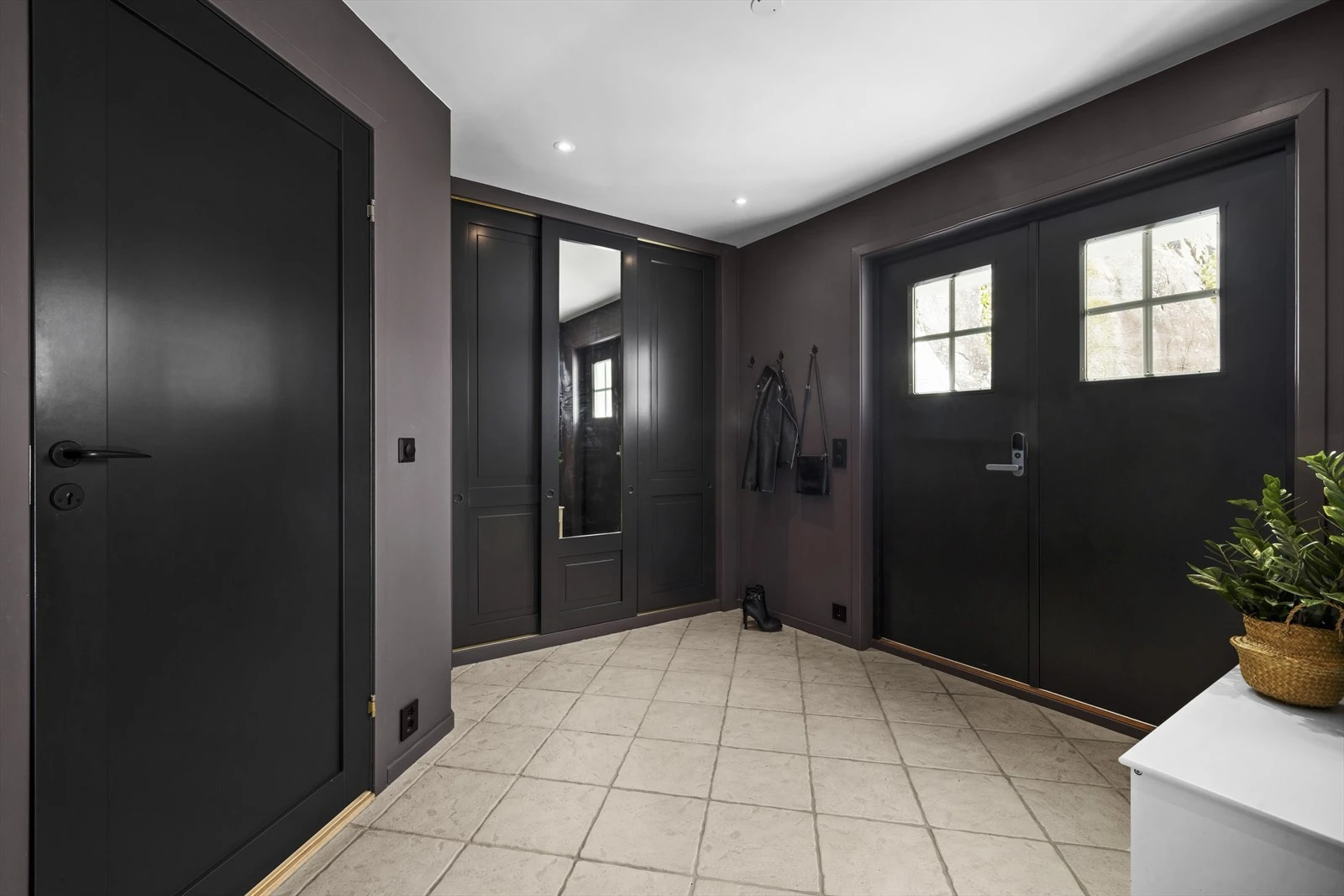 Romslig flislagt entrè med god garderobeplass Galleribilde
