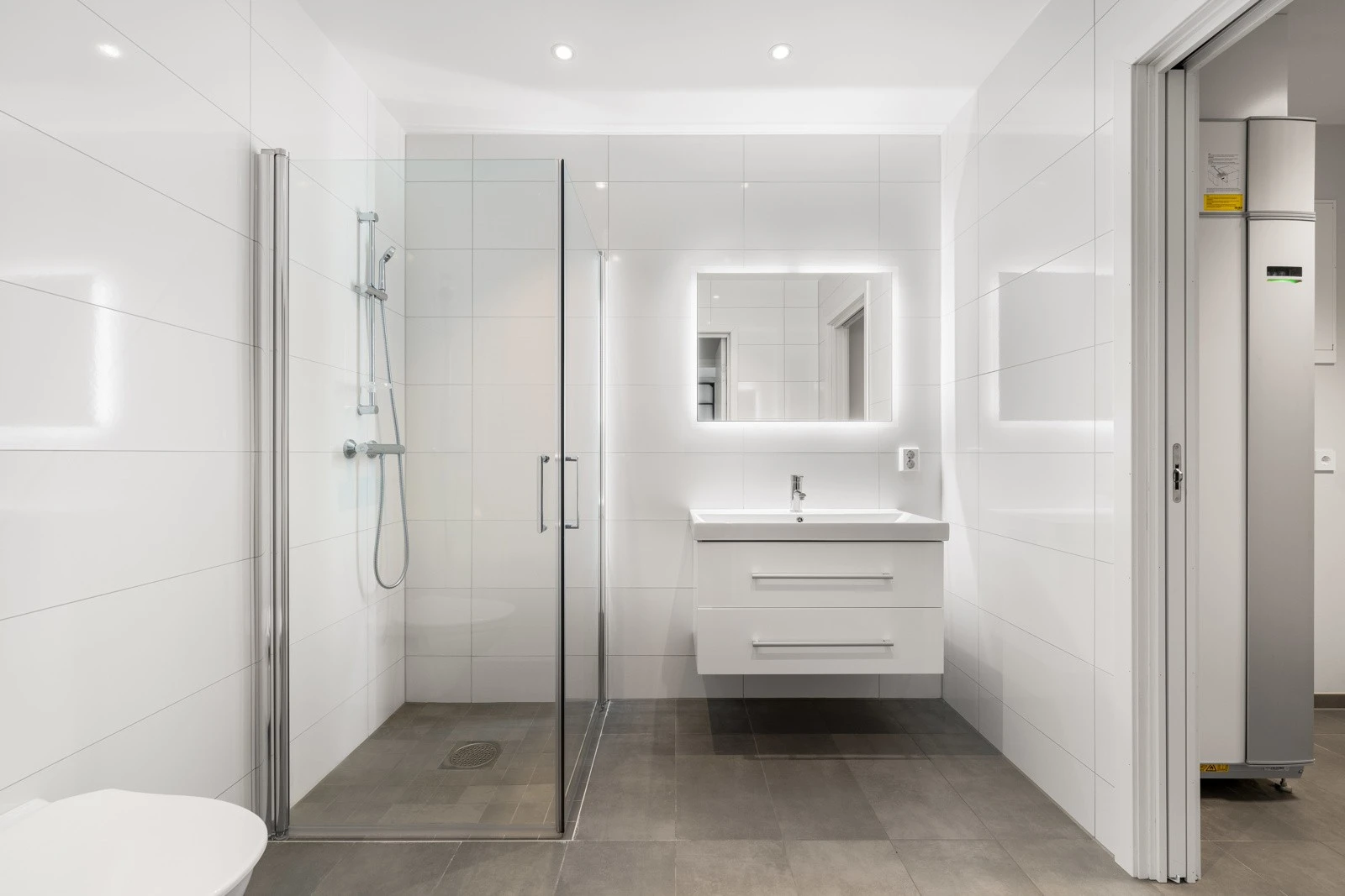 Lekkert og romslig bad Galleribilde