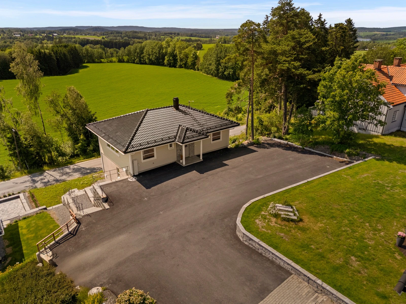 Eneboligen ligger landlig til med kort vei til sentrum. Galleribilde