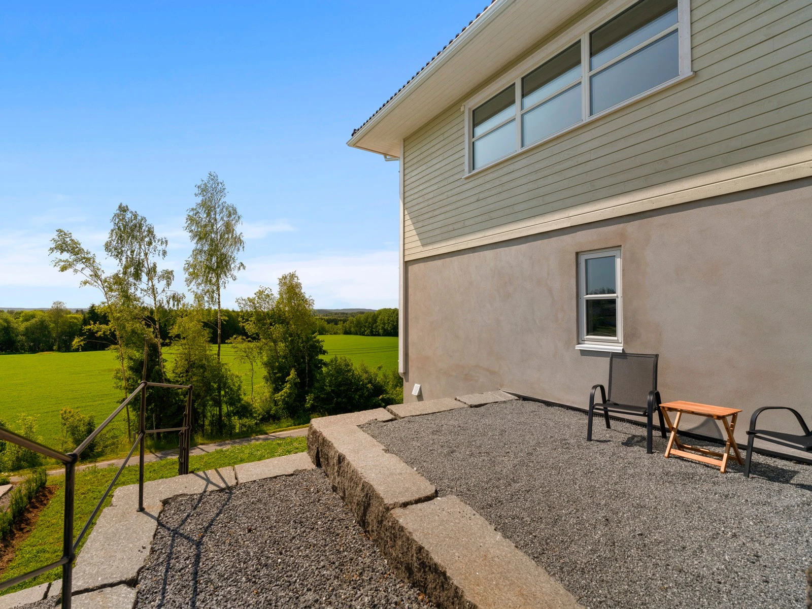 Ved siden av boligen er det uteområder i flere nivåer ned til hagen. Galleribilde