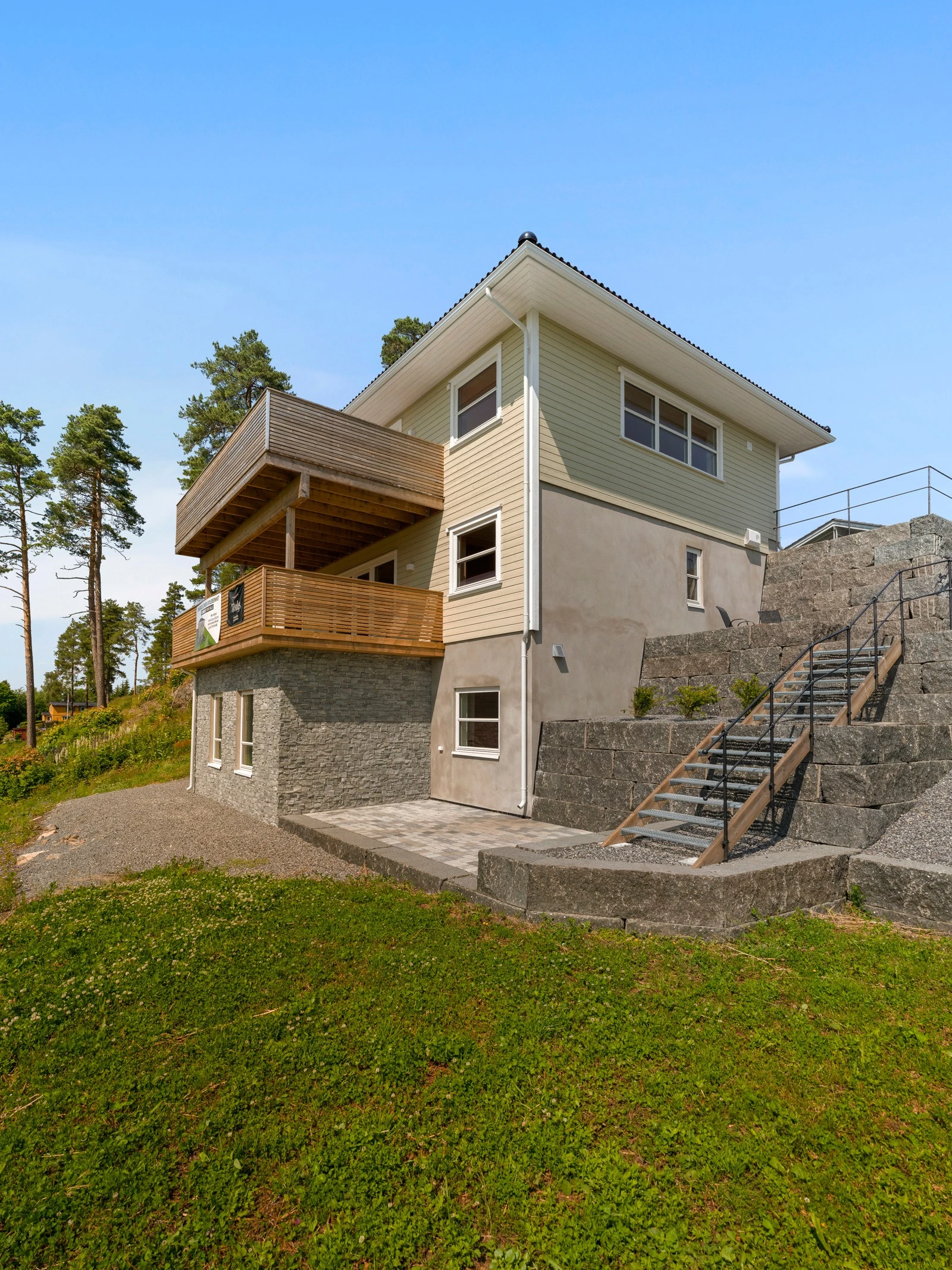 Flotte uteområder med gressplen og stenlagte uteplasser. Galleribilde