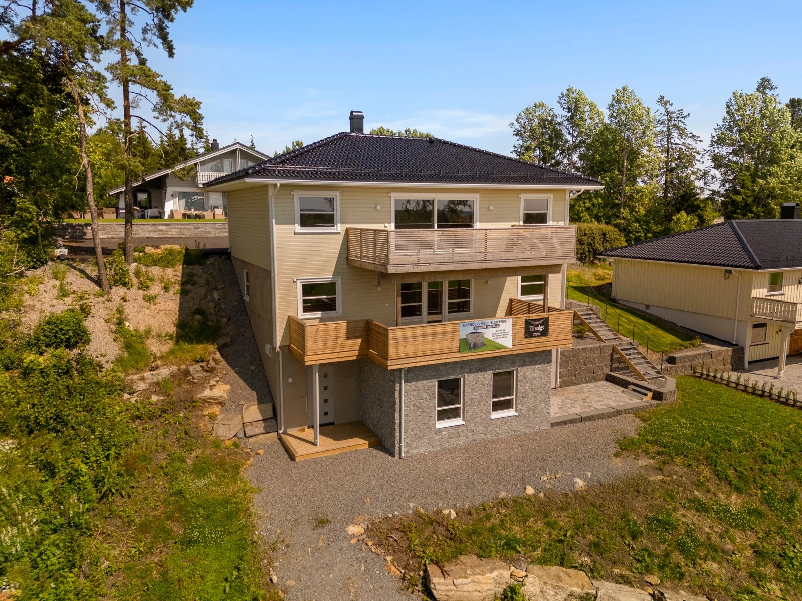 Spennende, stor og lekker enebolig med usjenert beliggenhet på unik utsikts tomt i Askim. Galleribilde