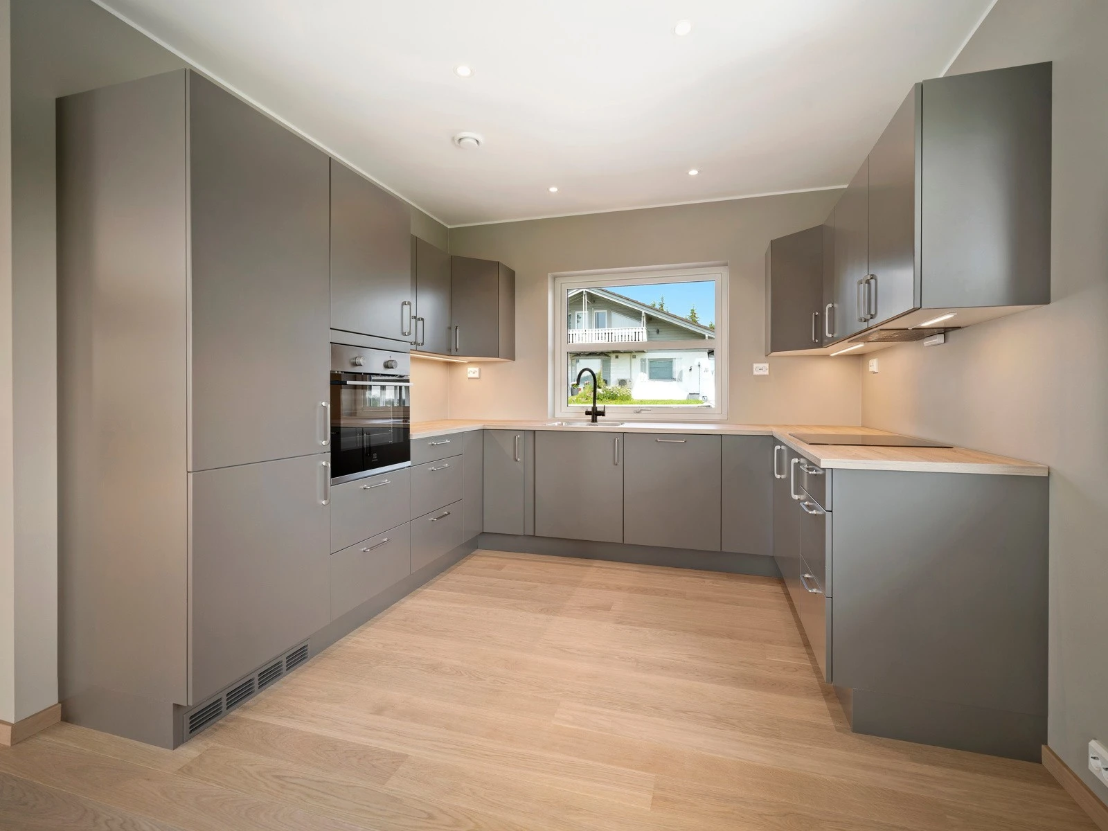 Integrert komfyr, induksjonstopp, oppvaskmaskin og integrert kjøl/frys. Galleribilde