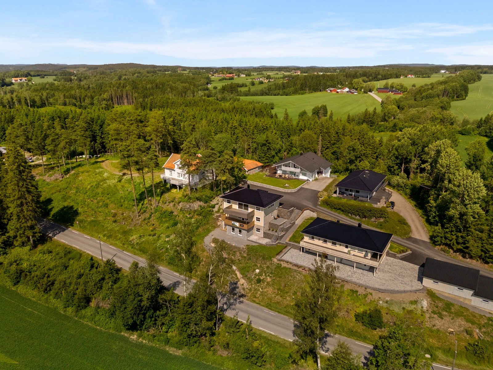 Boligen ligger på et høydedrag som gir en luftig atmosfære en herlige utsiktsforhold. Galleribilde