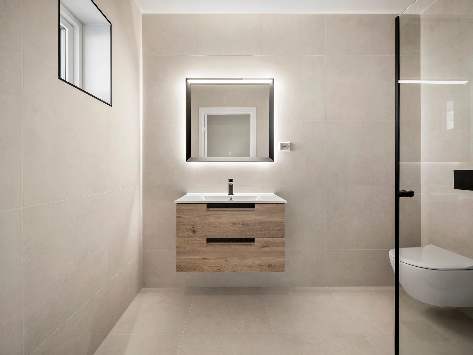 Lekkert og moderne bad av god størrelse i 1 etasjen. Galleribilde