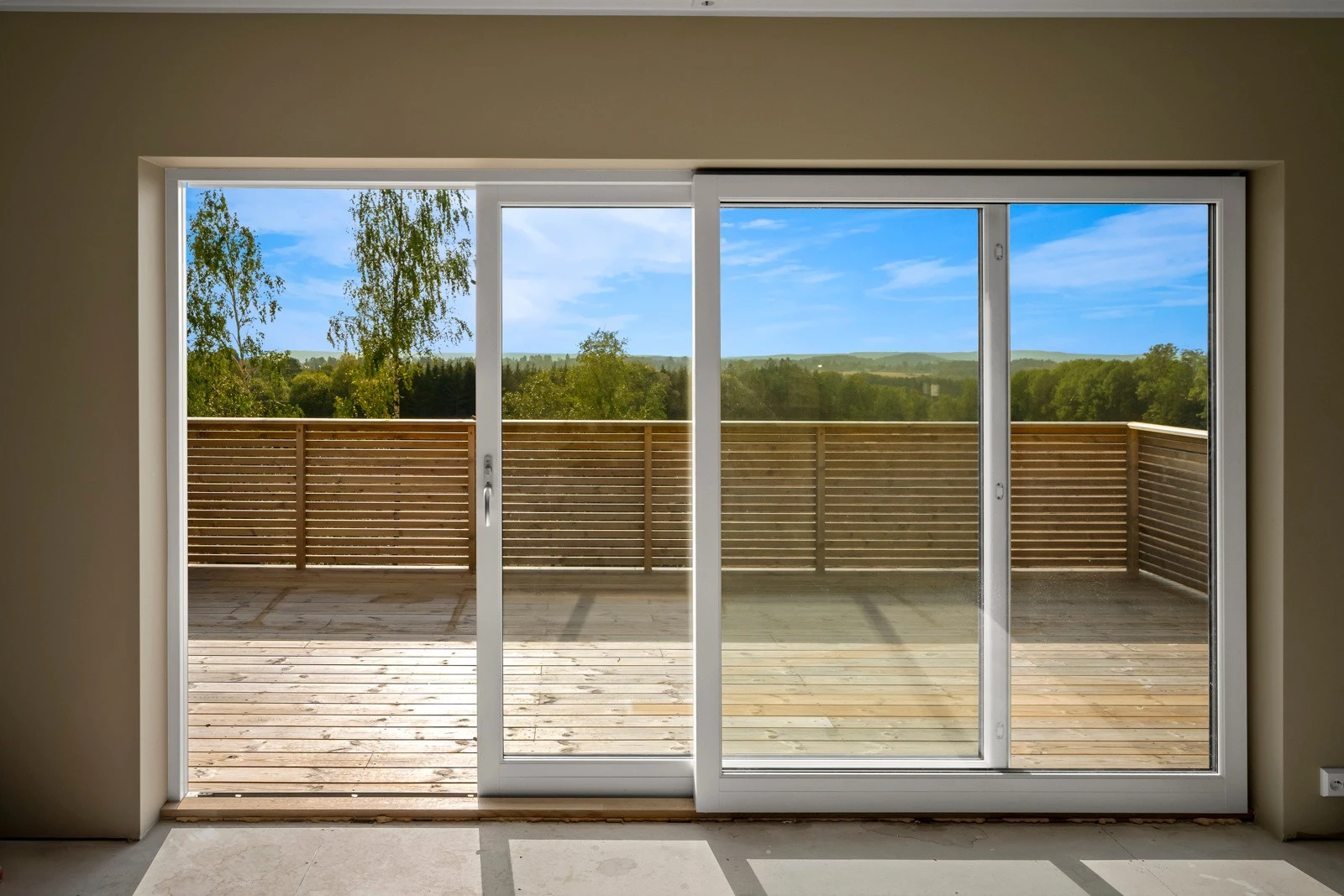 Solrike og romslige balkonger fra begge etasjer. Galleribilde