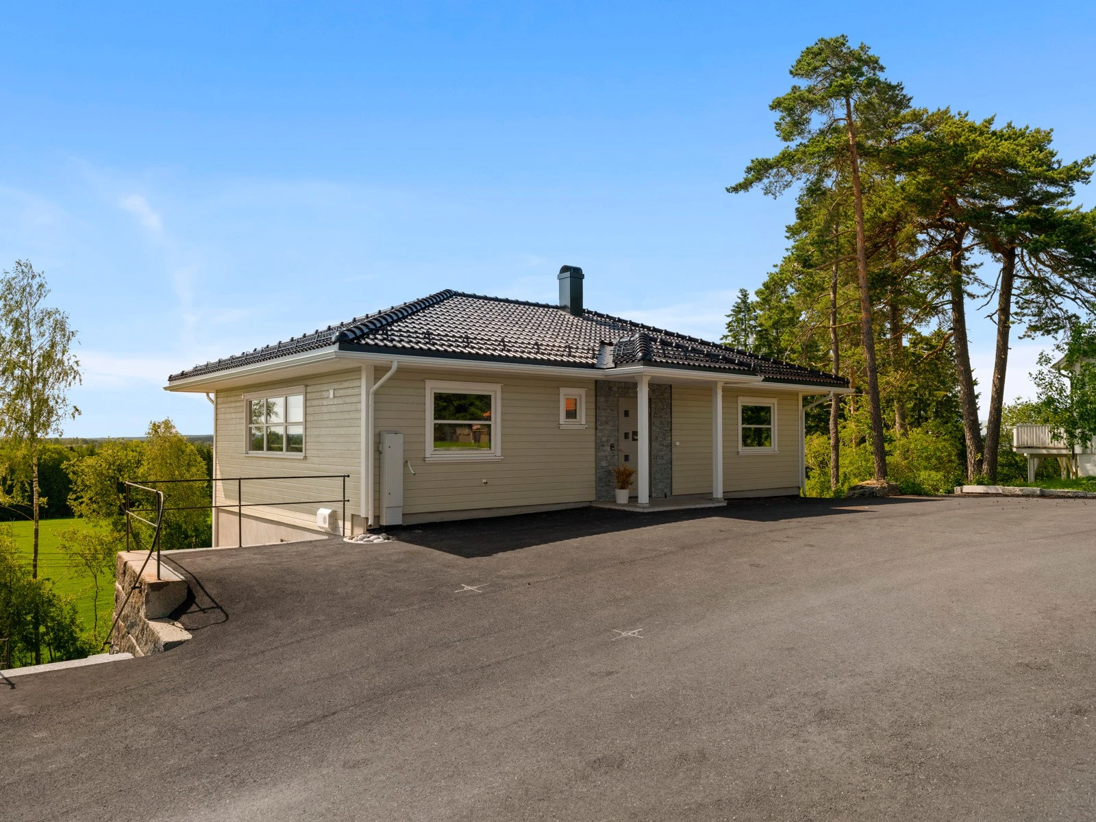 Asfaltert og romslig gårdsplass. Galleribilde