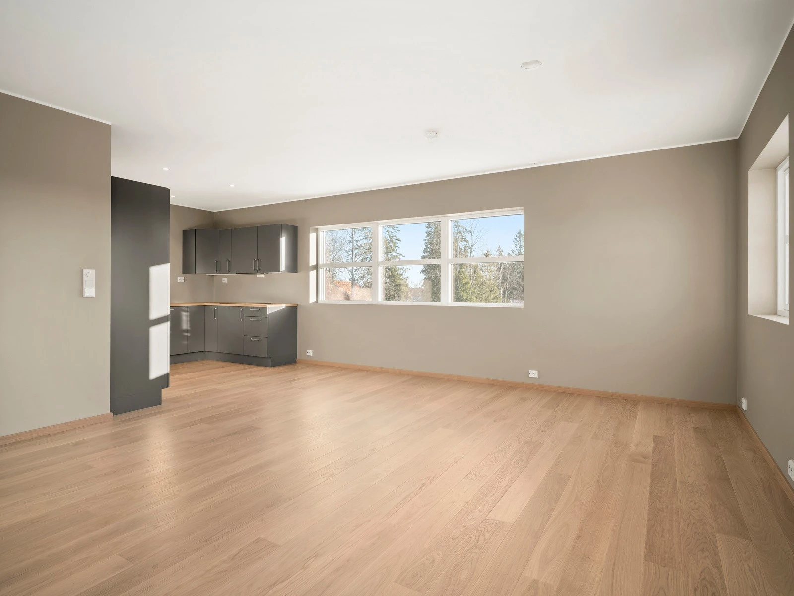 Åpen kjøkken stue løsning med god plass til egen spisestuedel. Galleribilde