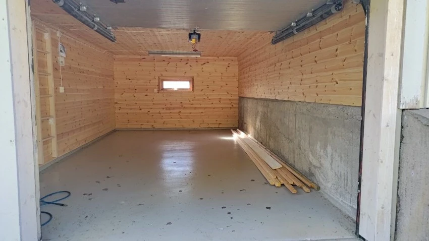 Hovedenheten vil ha tilgang til egen garasje i fellesanlegg. Garasjeport er isolert og vil ha tilhørende automatisk portåpner. Galleribilde