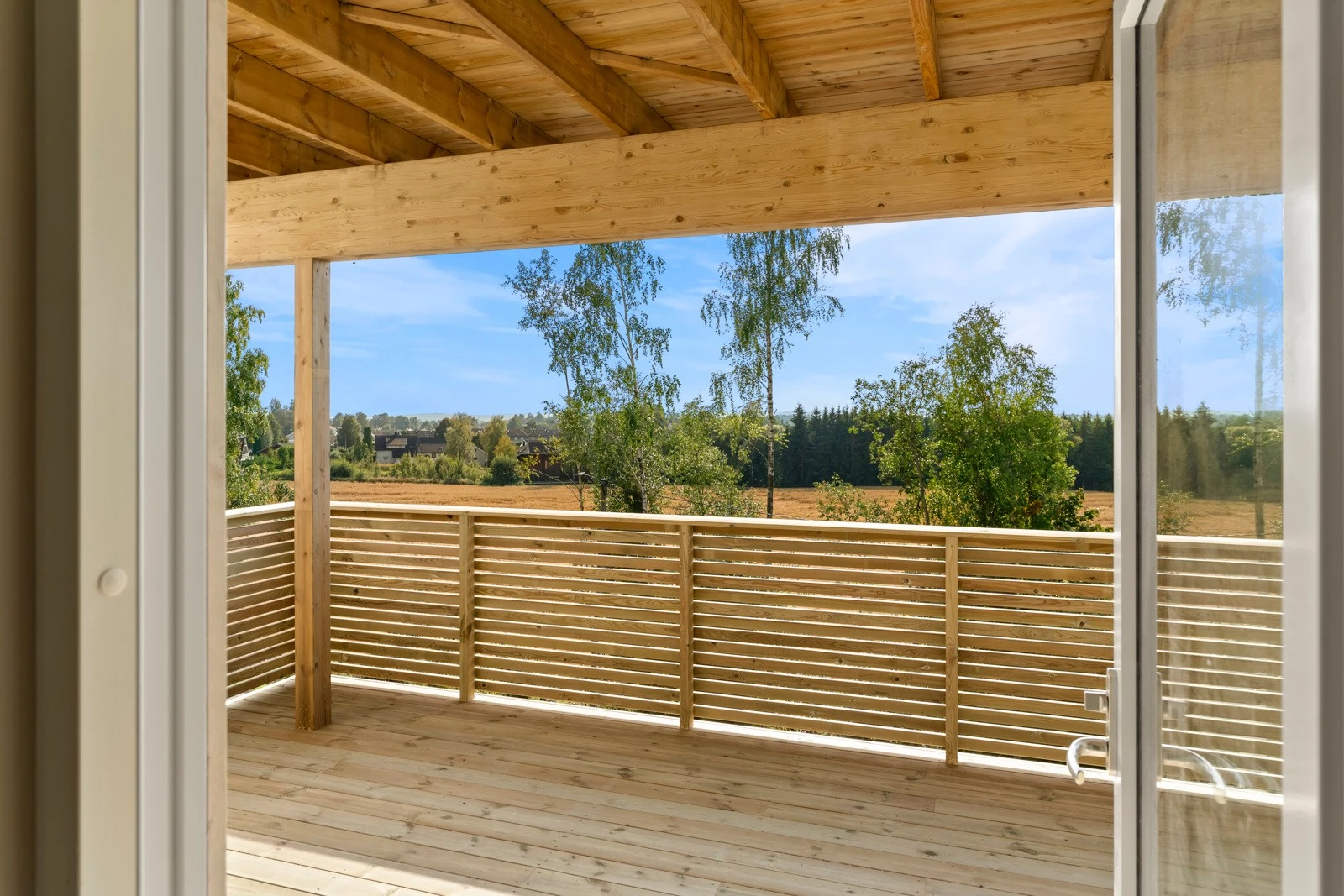 Utgang til balkongene fra stuene i begge etasjene. Galleribilde