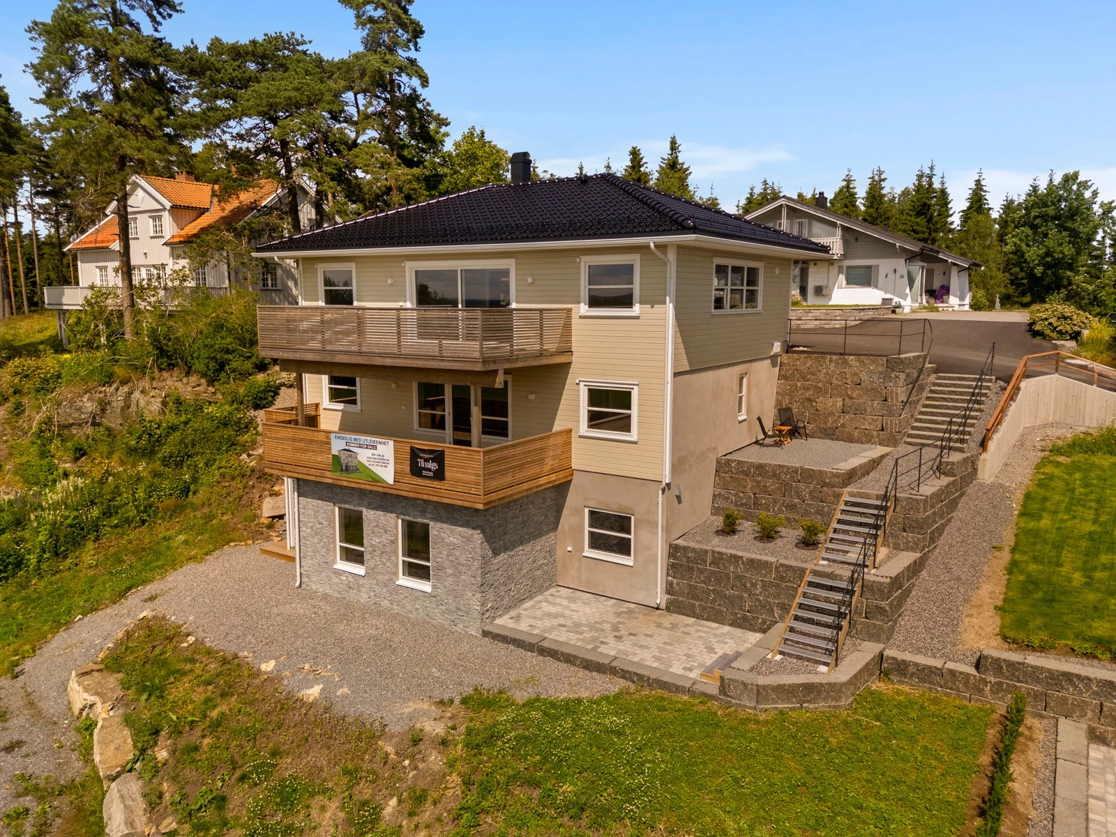 Velkommen til Solbergfossveien 18! Presentert av Robert Borgås ved PrivatMegleren (Tlfnr. 97076899). Galleribilde